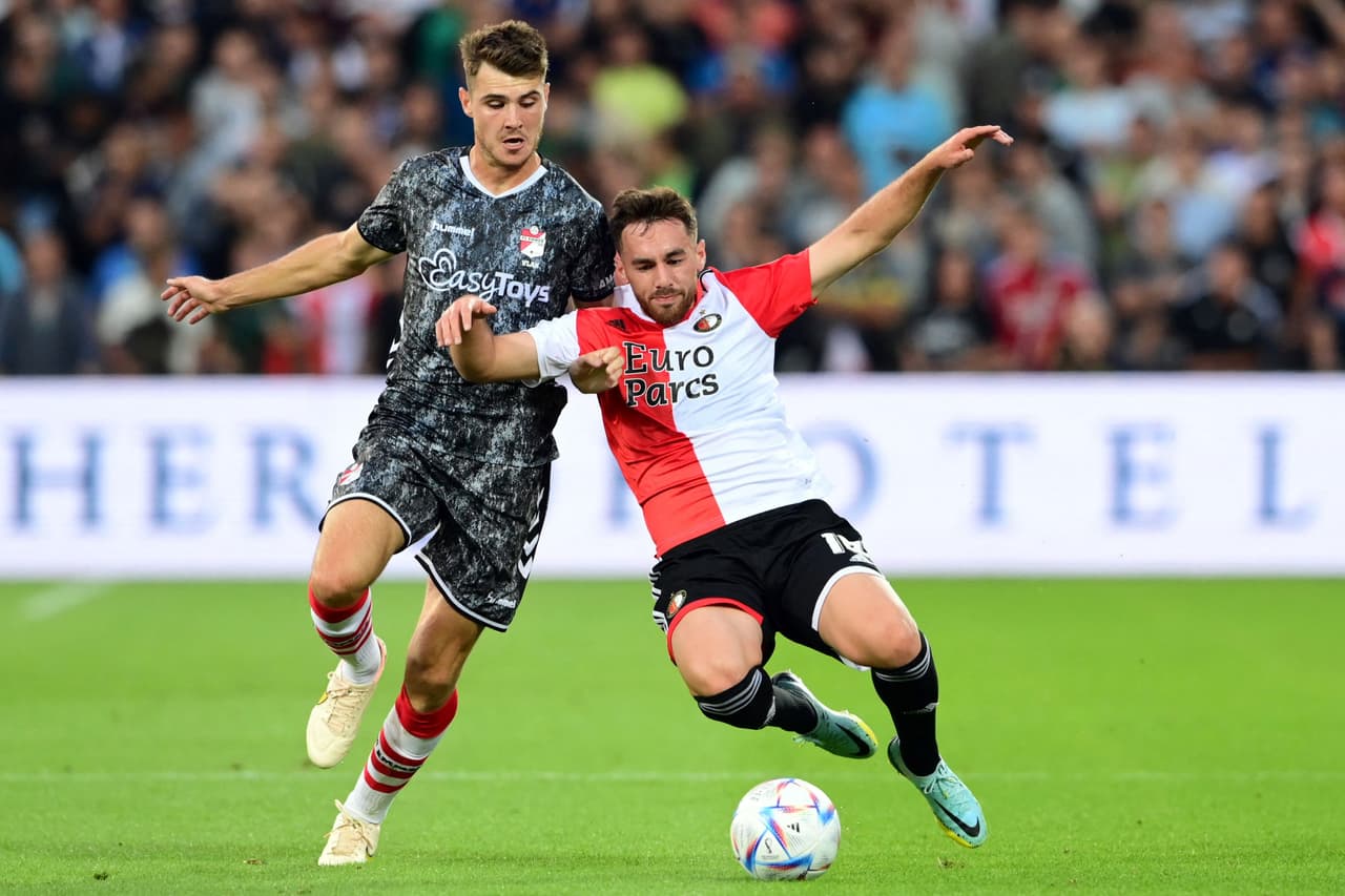 Santiago Giménez se estrenó como goleador en los Países Bajos.