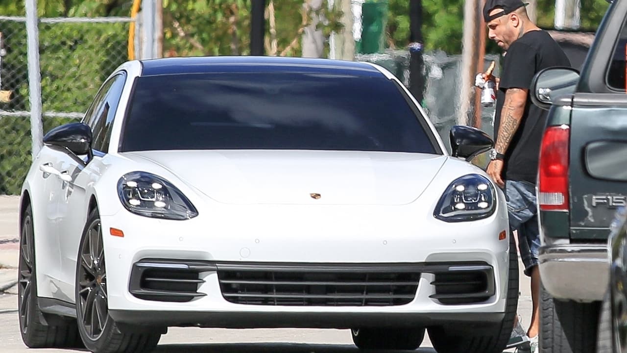 Este espectacular
<b><a href="http://www.univision.com/noticias/porsche/porsche-presenta-a-su-panamera-2017-un-sedan-mas-comodo-y-poderoso" target="_blank">Porsche Panamera</a> Turbo Executive 2017</b> es el vehículo que Angélica Cruz, la esposa de Nicky Jam, utiliza a diario en las calles de Miami. El precio inicial de esta versión del gran sedán deportivo de 550 caballos de fuerza de Porsche es de
<b>160,000 dólares</b>.