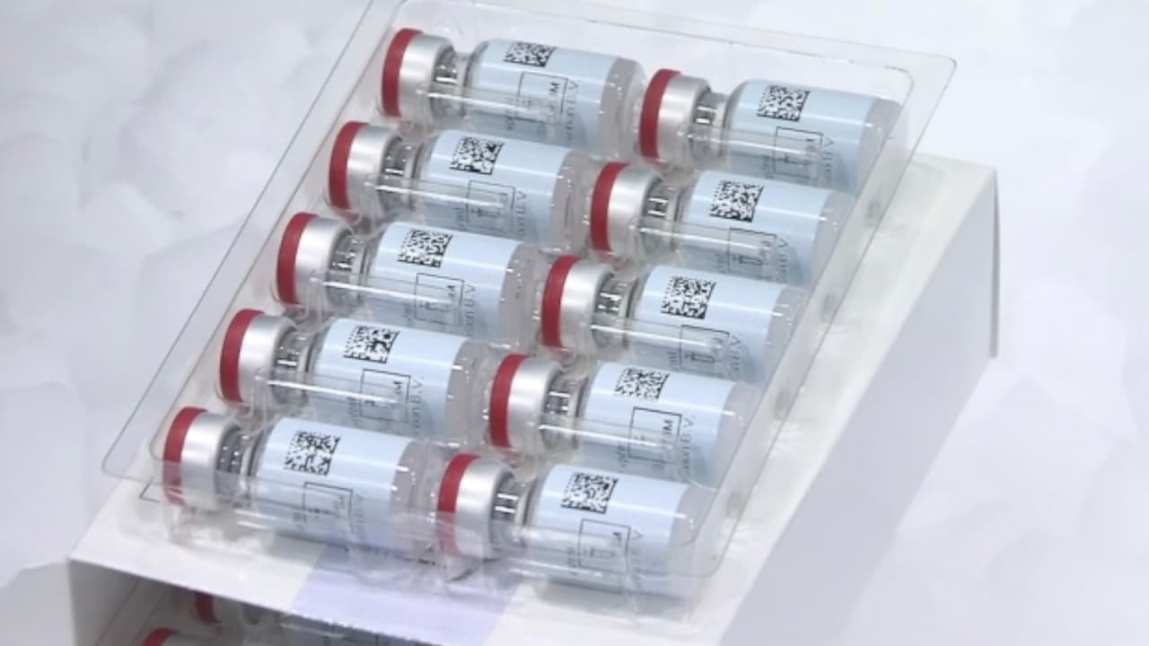 Además, las 
<a href="https://www.univision.com/local/houston-kxln/coronavirus-crystal-herandez-rico-hernandez-vacuna-covid-19-muerte-embarazo-houston-texas-fotos">vacunas</a> de refuerzo están disponibles para personas de 12 años en adelante.