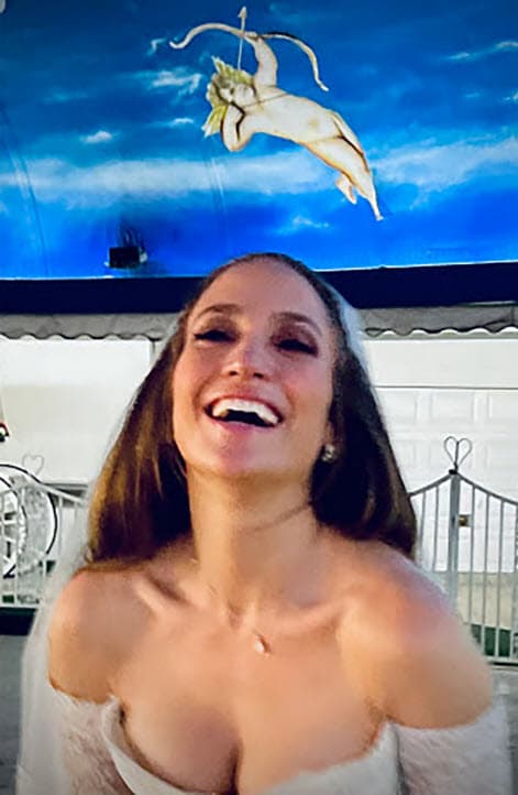 Posteriormente, se lo cambió por
<b> </b>un vetido de alta costura de Zuhair Murad, de acuerdo con People. Esta prenda era de encaje blanco con hombros descubiertos, mangas largas, escote corazón, corpiño tipo corsé y cola de pez. Agregó un velo a juego con adornos de encaje para completar su look.