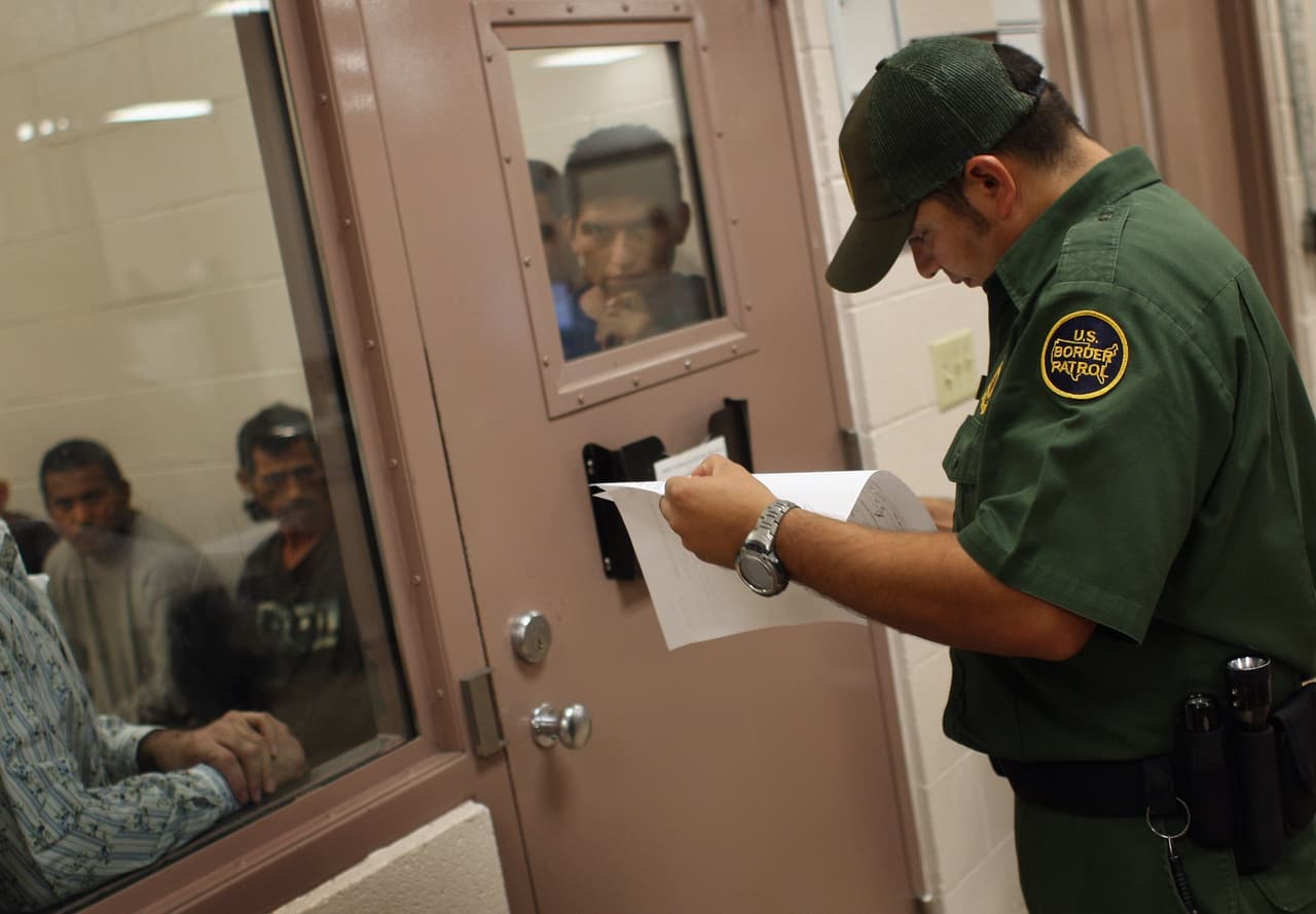 Mintió sobre su nacionalidad y ahora le niegan la ‘green card’. Respondemos tus preguntas de inmigración