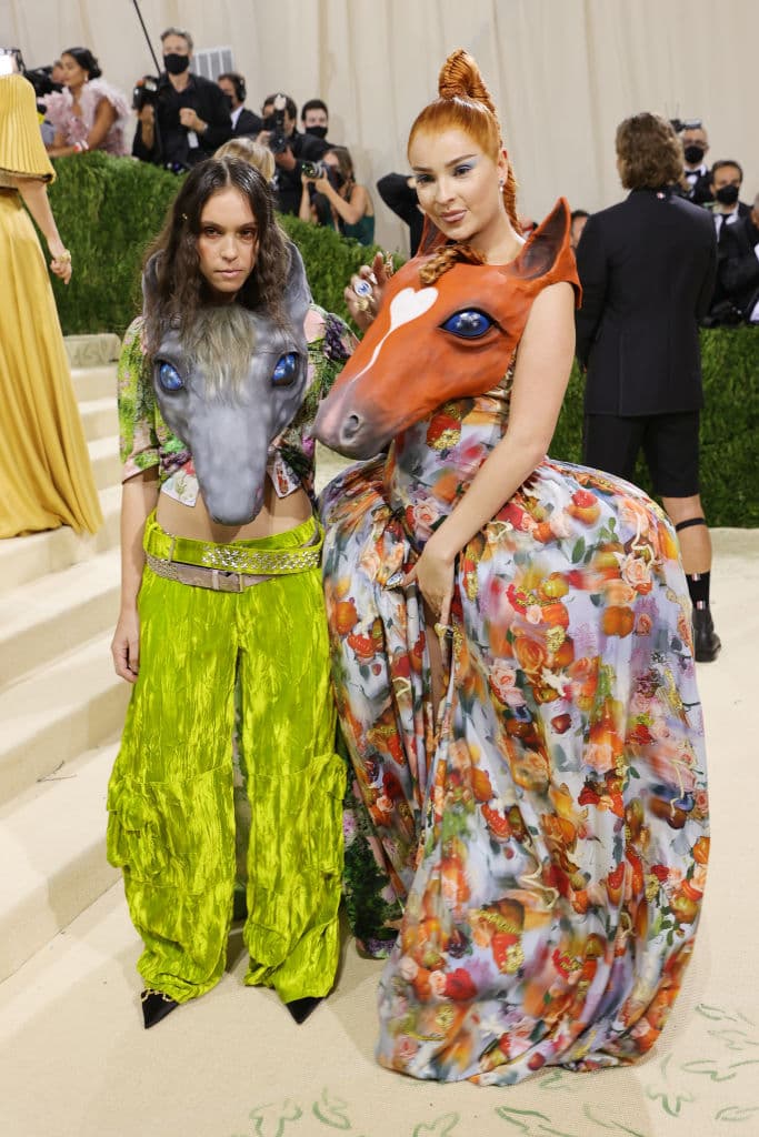 Hillary Taymour y Kim Petras llegaron disfrazadas de animales, en una de las presentaciones más extravagantes de la noche.