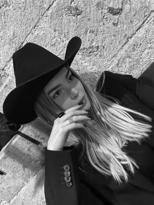 La intérprete de 'Sapito' explicó que con el tiempo las cosas se dieron entre los dos: "Obviamente nos mantuvimos trabajando, cada uno en sus cosas y demás, y después de un mes y cachito fue cuando empezamos a hablar y a conectar de una manera distinta. Teníamos que estar juntos, era algo que tenía que pasar", dijo a la revista.
<br>