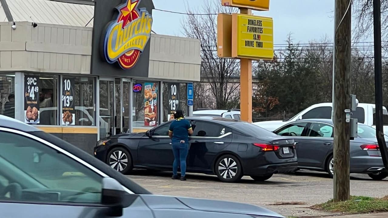 <b>La víctima que descubierta con una herida de bala por los oficiales que respondieron a la escena</b>. Se informó que los Servicios de Rescate de Dallas (DFR) también participaron en la respuesta, pero lamentablemente
<b>no pudieron salvar la vida del joven</b>. La Policía de Dallas ha confirmado que esta sigue siendo
<b>una investigación en curso</b>.