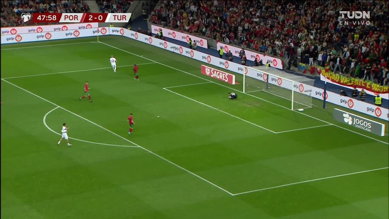 ¡TIRO ATAJADO! disparo por Burak Yilmaz.