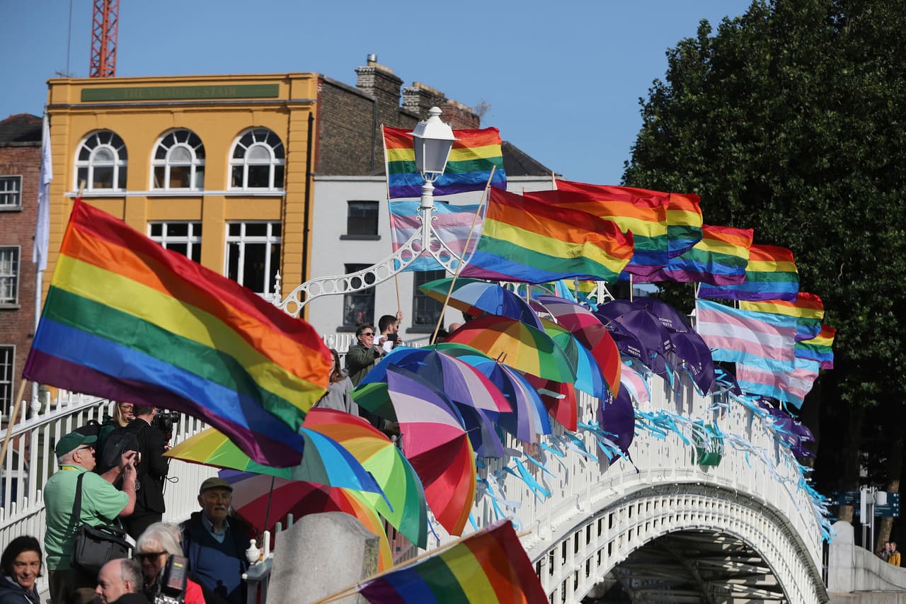Banderas gays y transgénero reciben al Papa en el puente Ha'Penny de Dublin.