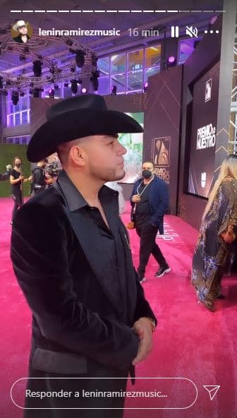 El cantante mexicano de 32 años acompañó su traje con una tejana negra.