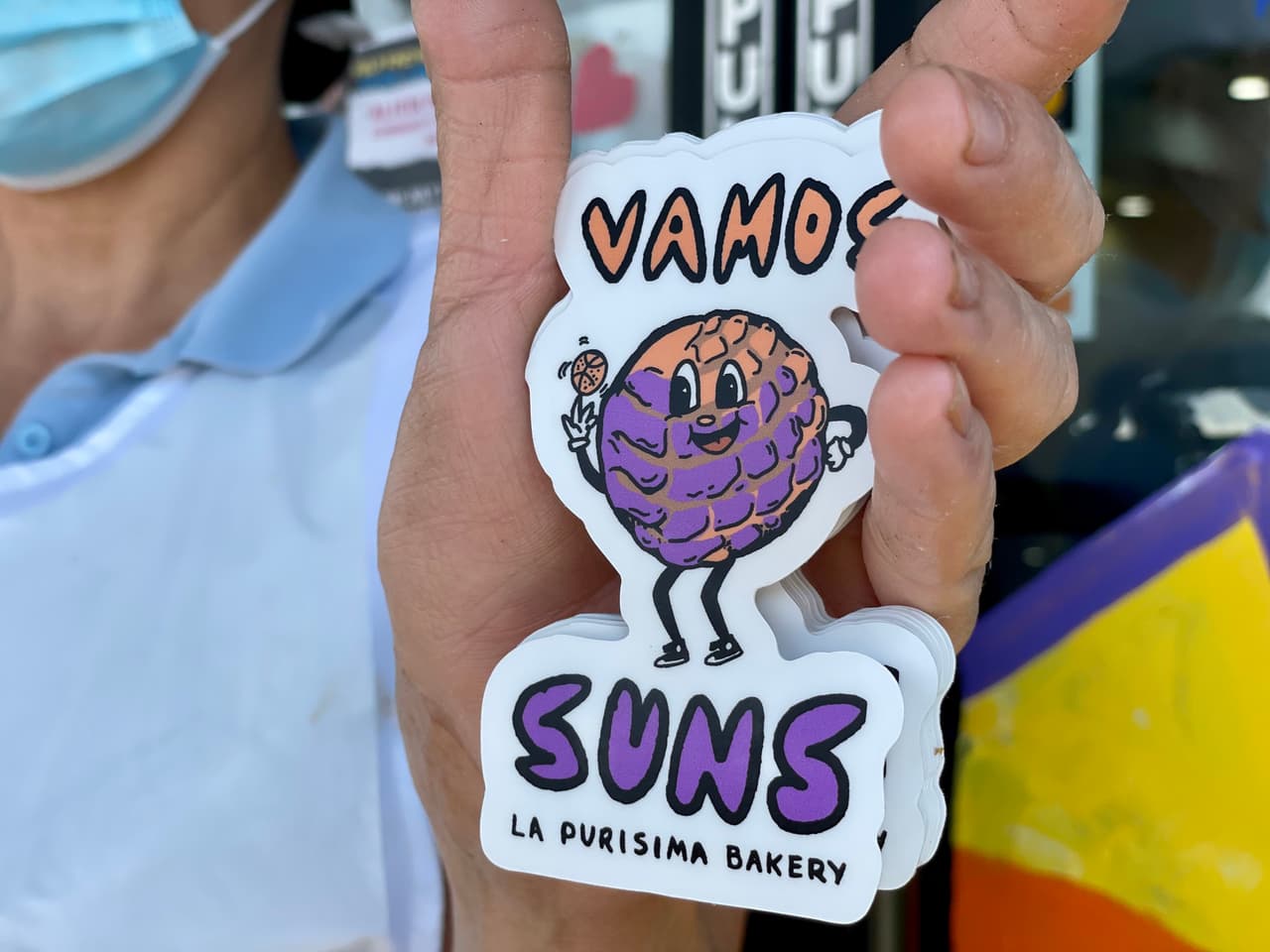 <a href="https://www.facebook.com/PurisimaBakery/" target="_blank">La Purísima Bakery</a> sacó hasta calcomanías para apoyar a los Phoenix Suns.