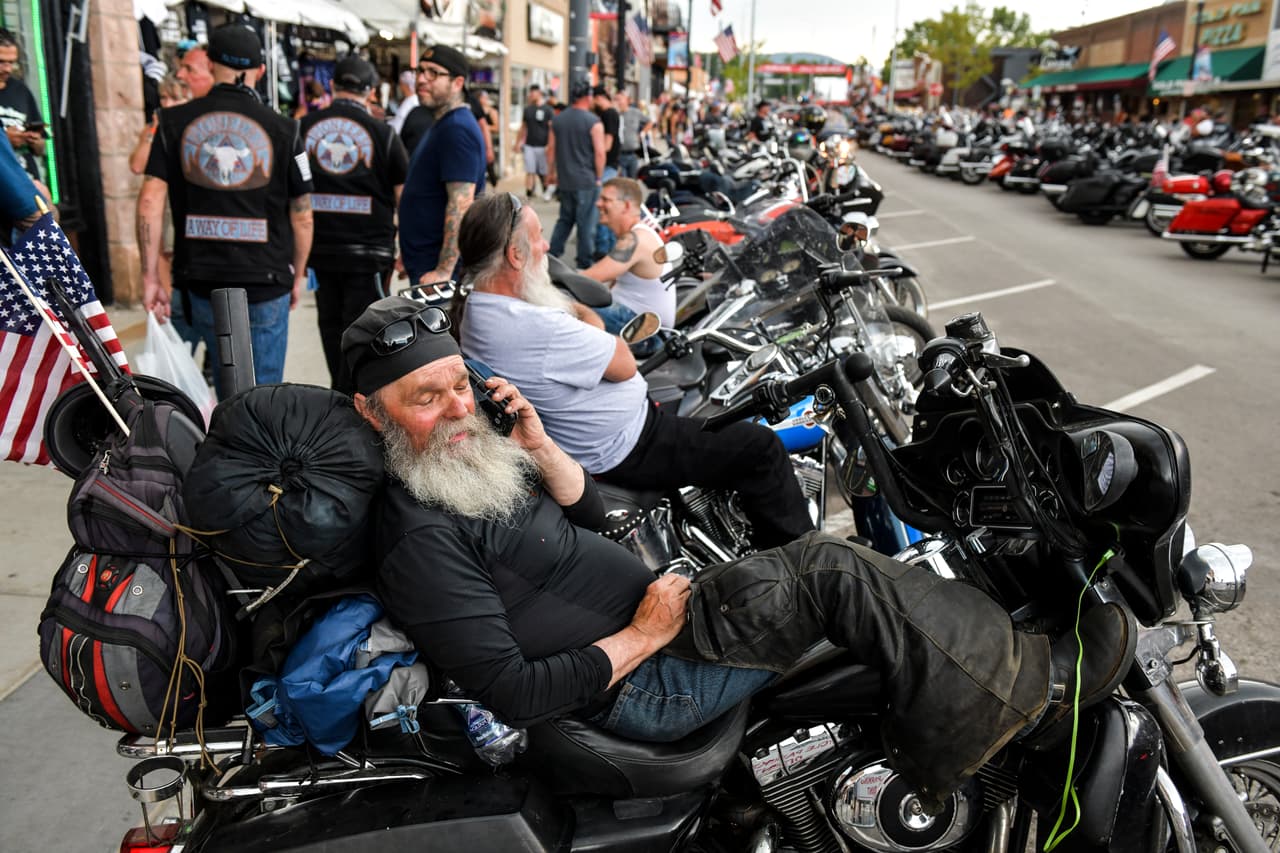 Uno de los asistentes, el motociclista veterano Kevin Lunsmann, le dijo a la agencia AP que recorrió más de 600 millas desde Minnesota para llegar al oeste de Dakota del Sur. Dijo estar “un poco” preocupado por contagiarse del coronavirus y por ello trataba de alejarse de la multitud.