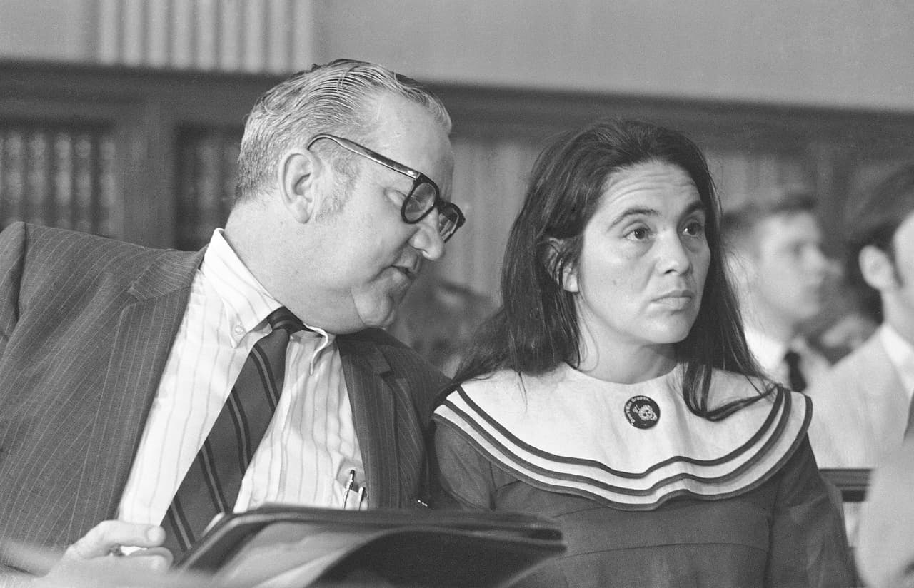 Durante los años 60, Dolores luchó para que los campesinos y trabajadores agrícolas pudieran organizarse en sindicatos y exigir sus derechos laborales. En la foto, tomada en 1969, se le ve junto a William Kircher, director de la Federación Estadounidense del Trabajo y Congreso de Organizaciones Industriales, participando como testigo en un subcomité del senado que evaluaba este tema.