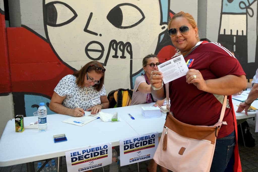 La calle en la que se instalaron las urnas en Barcelona fue cortada al tráfico por la Policía Local. Los organizadores esperan que acudan a votar entre 18,000 y 20,000 personas.