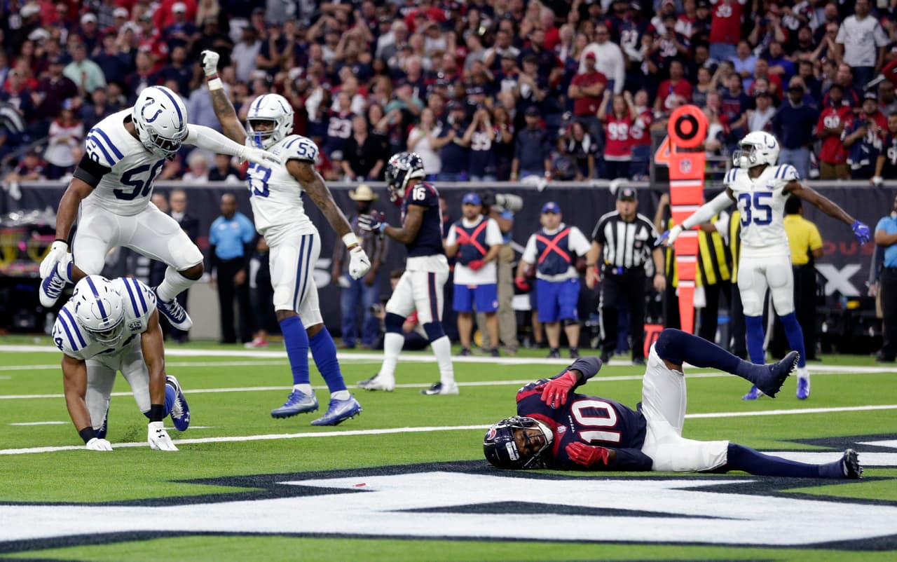 <b>Segundo cuarto: </b>¡Se van sin puntos! Desahun Watson envió pase para DeAndre Hokins en 4&1 con 1:20 por jugar en la primera mitad y no lo consiguieron.
<b> (Colts 21-0 Texans)</b>