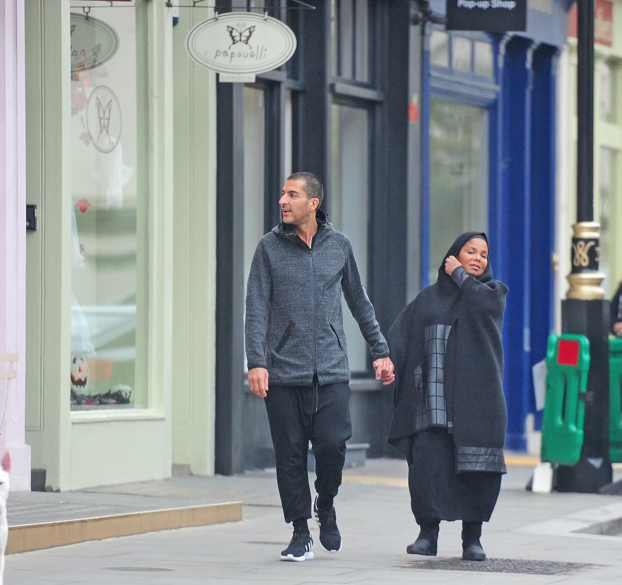Ya se nota la creciente pancita de embarazo de la cantante.