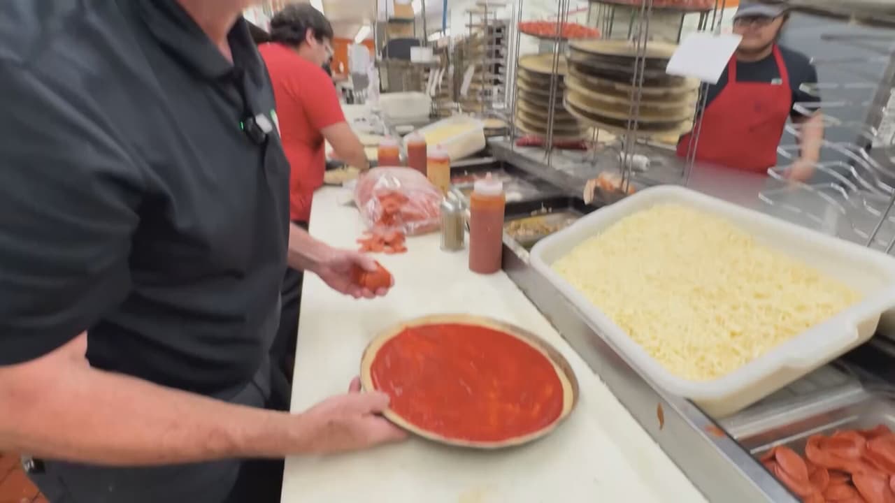 La pizza está inspirada en el pedido favorito del papa, cuando visitaba Aurelio's.