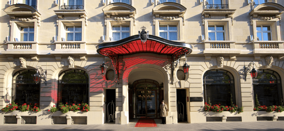 El lujoso hotel de cinco estrellas, Le Royal Monseau, será la casa provisional del astro argentino, pues su salida del Barcelona fue muy repentina. El hotel se encuentra ubicado en 37 Avenue Hoche y fue reformado por el famoso diseñador Philippe Starck. El Parque de los Príncipes se encuentra a tan solo 15 minutos del inmueble.