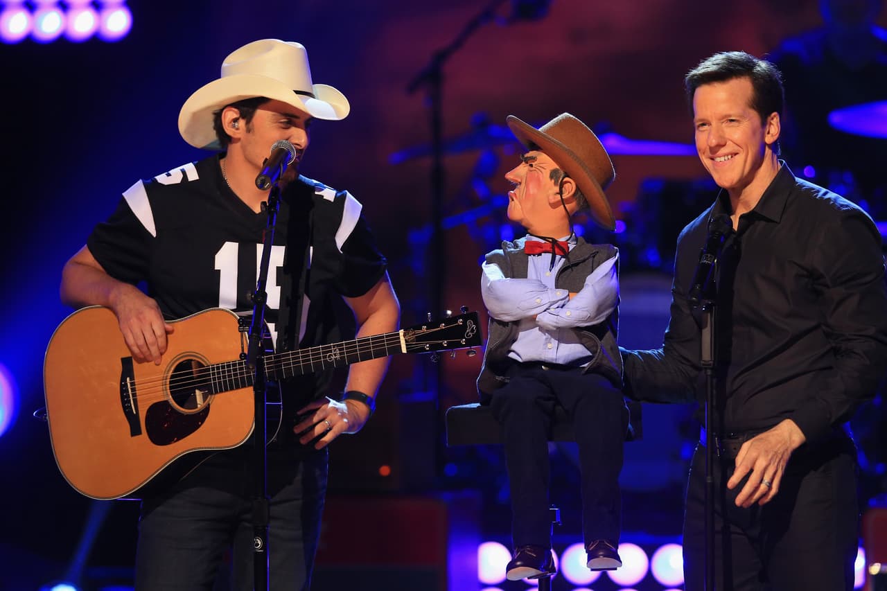 Quien llama la atención es Jeff Dunham, un hombre que se dedica a manipular muñecos de ventrilocuo, pero es toda una estrella.