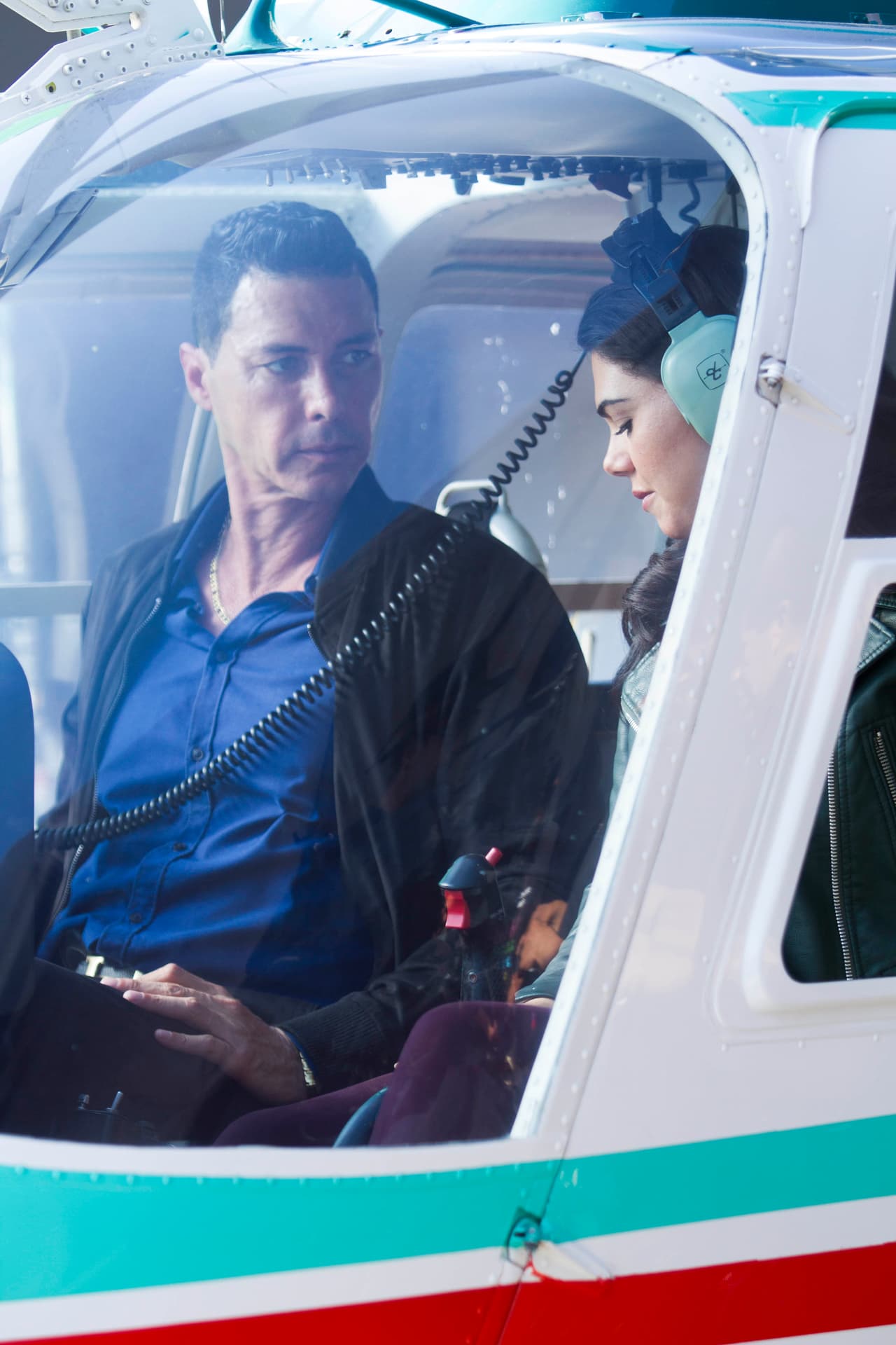 Yolanda le pidió ayuda a John para pilotear el helicóptero y con sus consejos logró dirigirse a un nuevo escondite.