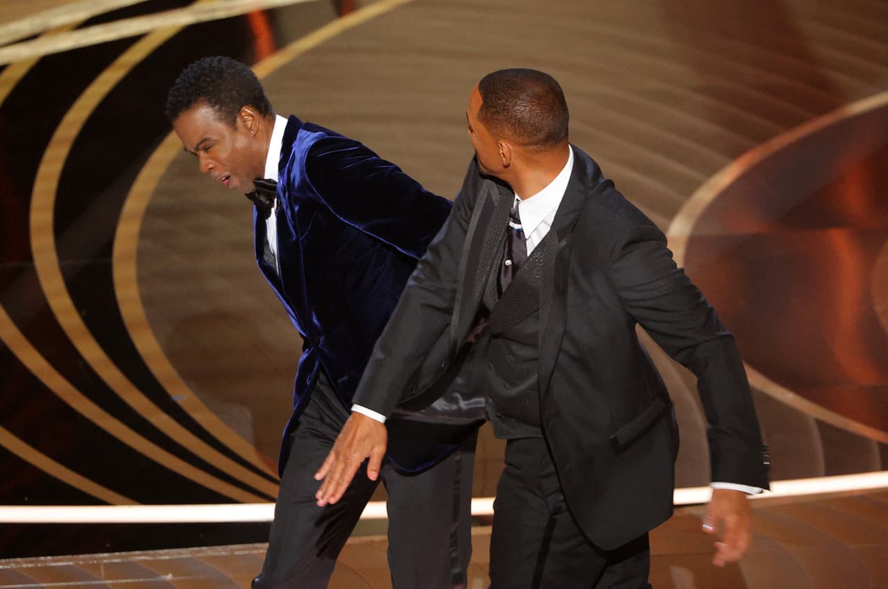 Will Smith le dio una bofetada a Chris Rock durante la ceremonia en vivo de los Oscar 2022.