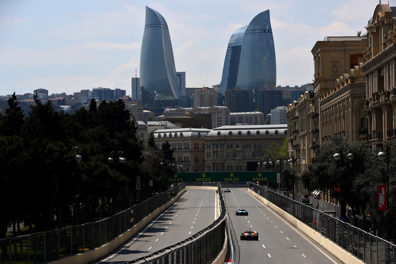 Charles Leclerc logró los mejores tiempos en las dos primeras sesiones libres en Azerbaiyán y en amboas estuvo seguido por su compañero de Ferrari Sebastian Vettel. Sergio 'Checo' Pérez no pasó del puesto 13 y la jornada contó con un incidente a 12 minutos de haber comenzado por una alcantarilla floja.