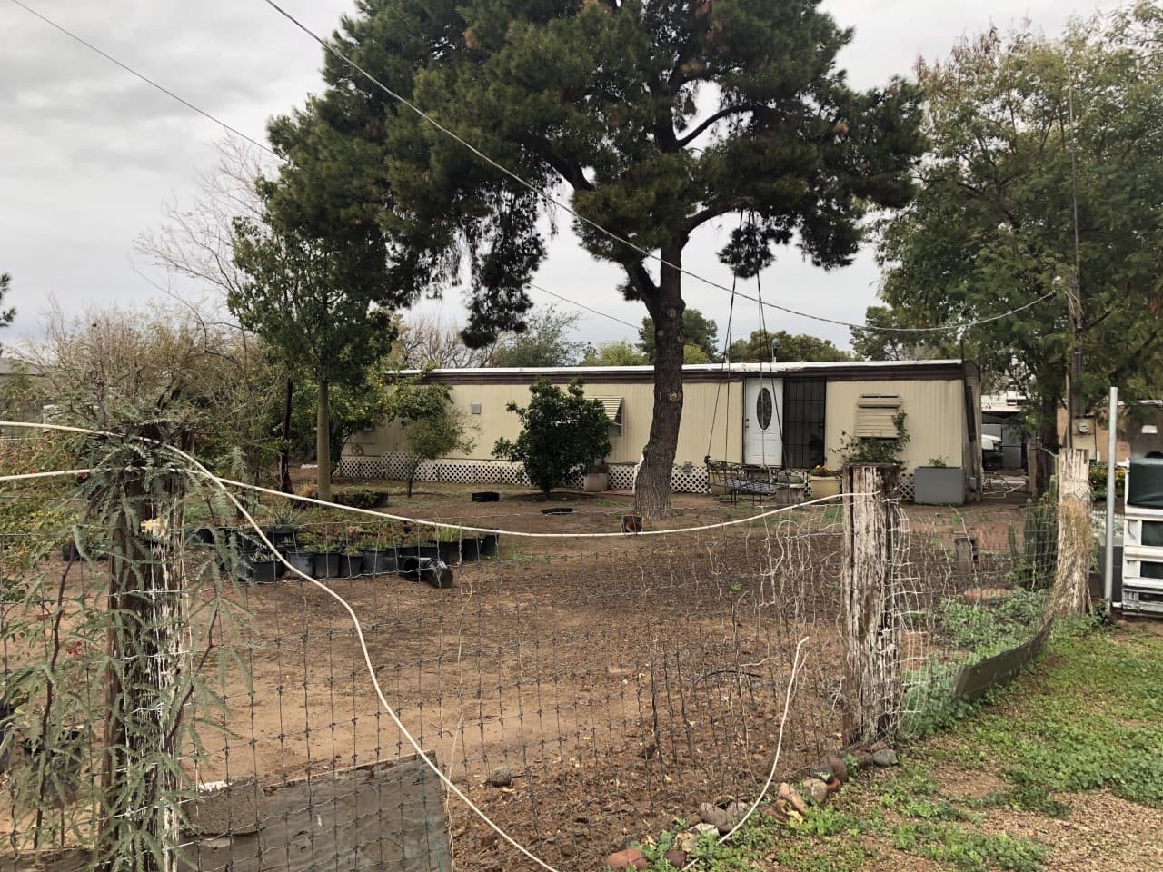 Agentes de la policía respondieron a una alerta de un supuesto ahogamiento en una residencia en el área de la calle 25 y la avenida Vineyard. 
<br>