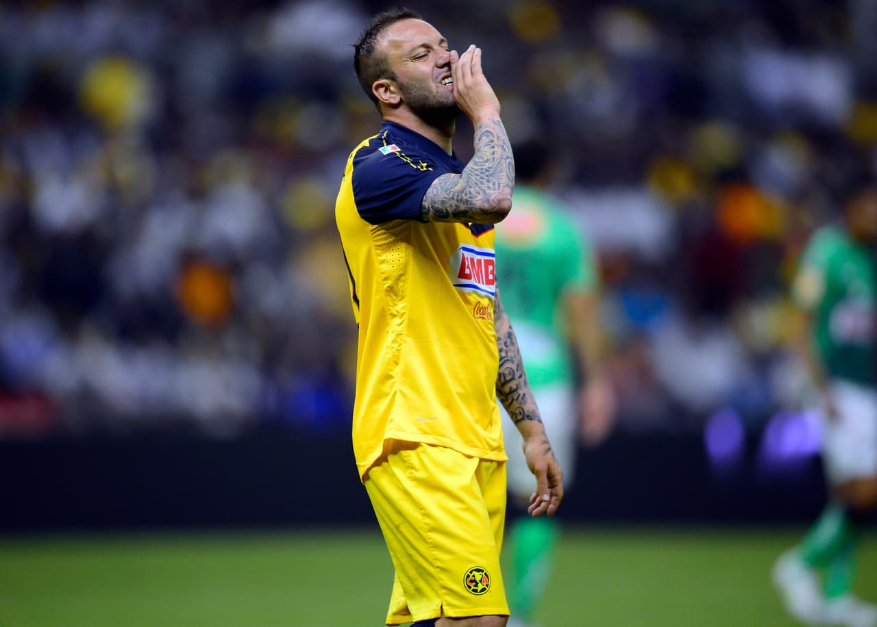 Vuoso también tuvo dos periodos en América: en 2006 y de 2010 a 2012. en el primero apenas anotó 5 goles y pronto volvió al Santos. Sin embargo, en su segundo paso anotó 24 tantos y su fútbol lo llevó a la Selección de México, en la que stuvo tras haberse naturalizado.