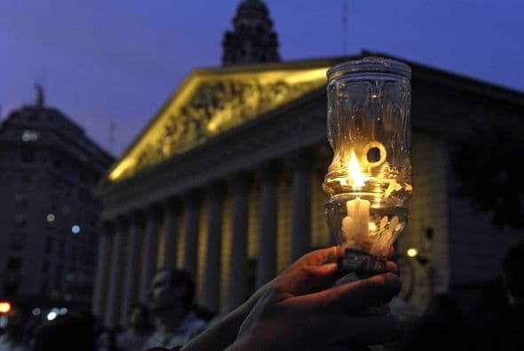 Un niño sostiene una vela durante la manifestación en Buenos Aires por la muerte de Alberto Nisman.