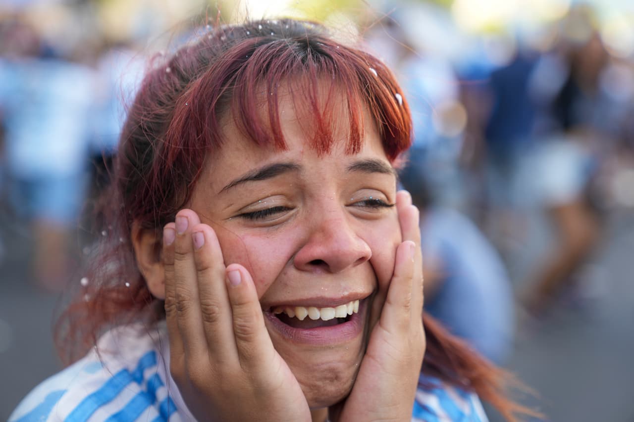 Una aficionada de fútbol argentina celebra la victoria de su equipo en el Mundial contra Francia, en Buenos Aires, Argentina, el domingo 18 de diciembre de 2022.