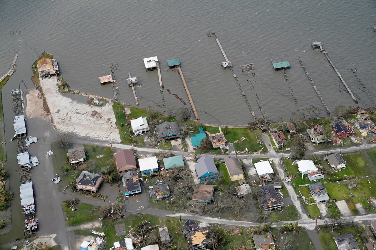 El fenómeno destrozó techos y dejó barrios enteros en ruinas. Edificios y viviendas resultaron dañados tras el huracán, cerca de Lake Charles.