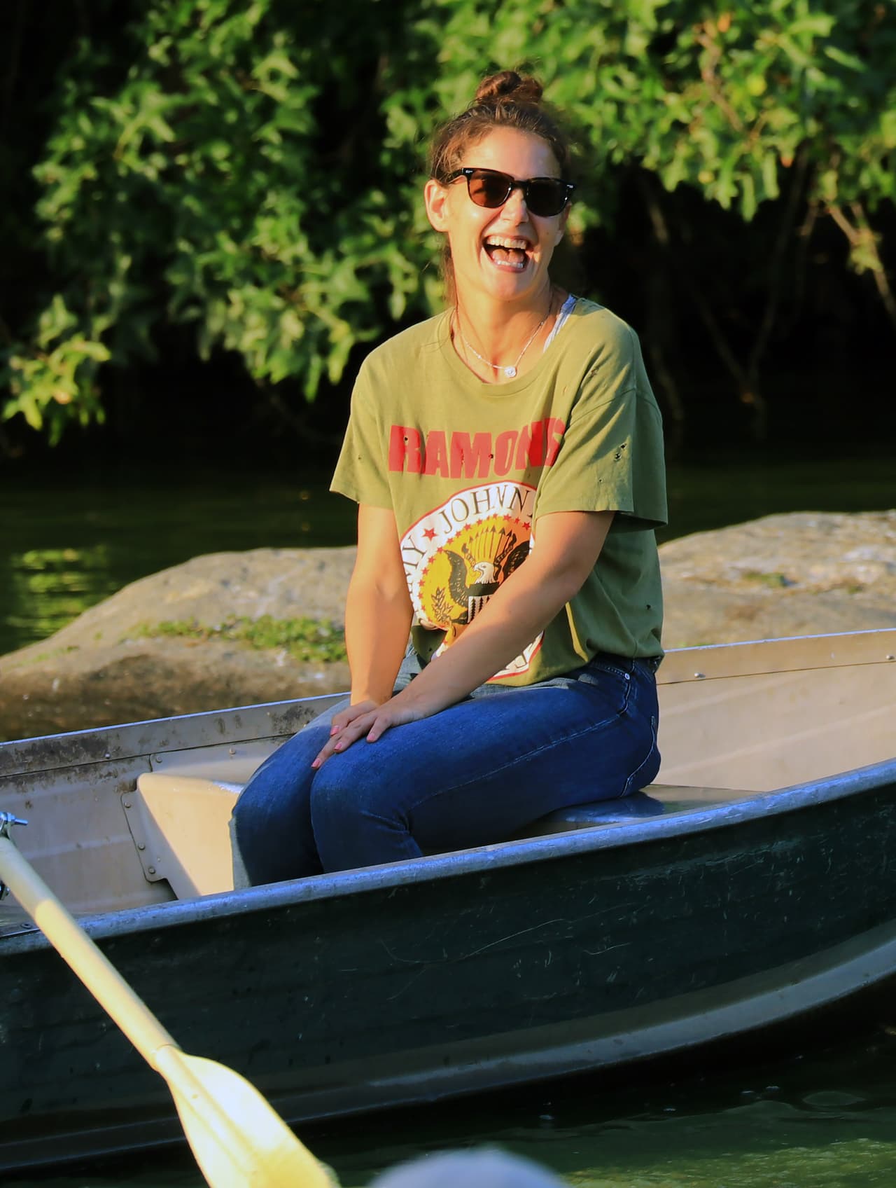 Muy cómoda y feliz, con su playera de The Ramones.