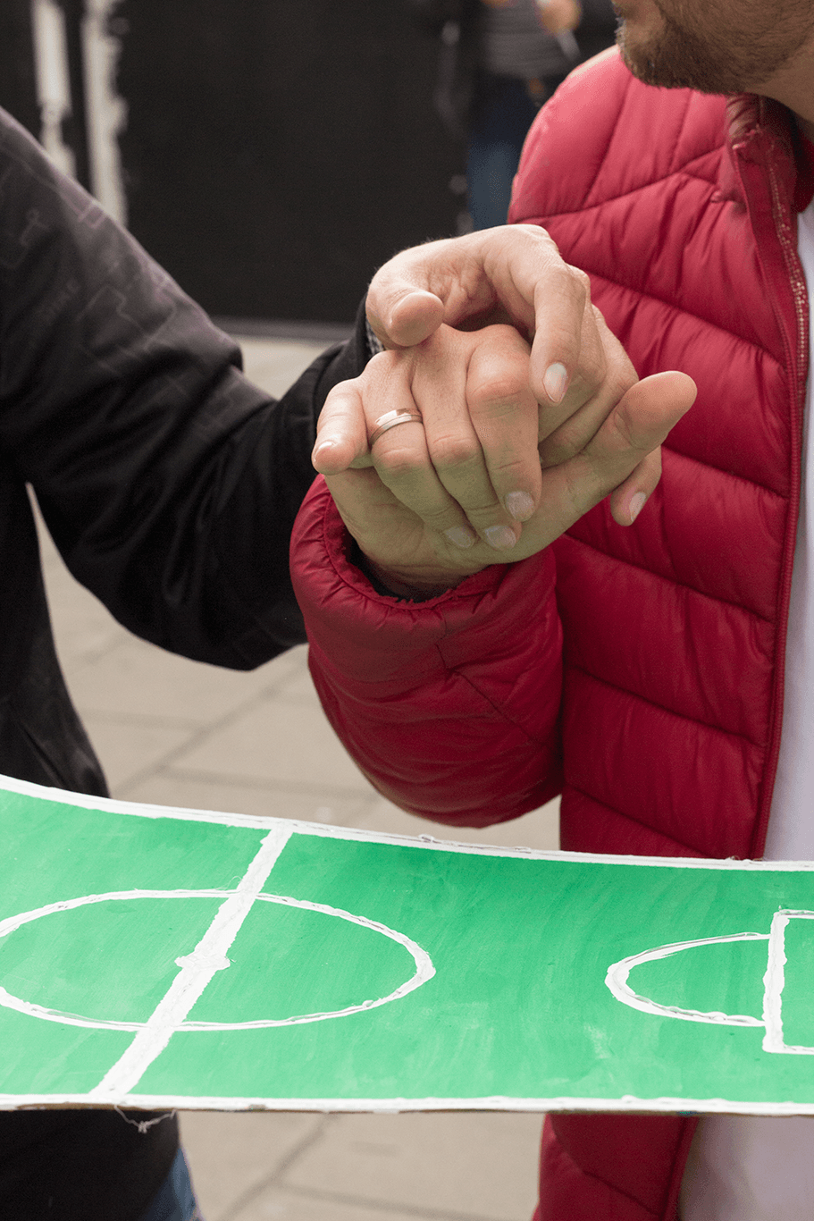 Este es el lenguaje que han desarrollado los dos hinchas de fútbol para entenderse y discutir sobre su pasión mutua: el fútbol.