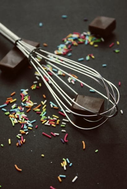 La herramienta infaltable. Todo chef tiene un utensilio “fetiche” que adora. El de Luca es el batidor. Él recomendó los de tamaño mediano y pequeño, de acero inoxidable. Sobre todo, aconsejó evitar los plásticos, ya que podrían derretirse a altas temperaturas.