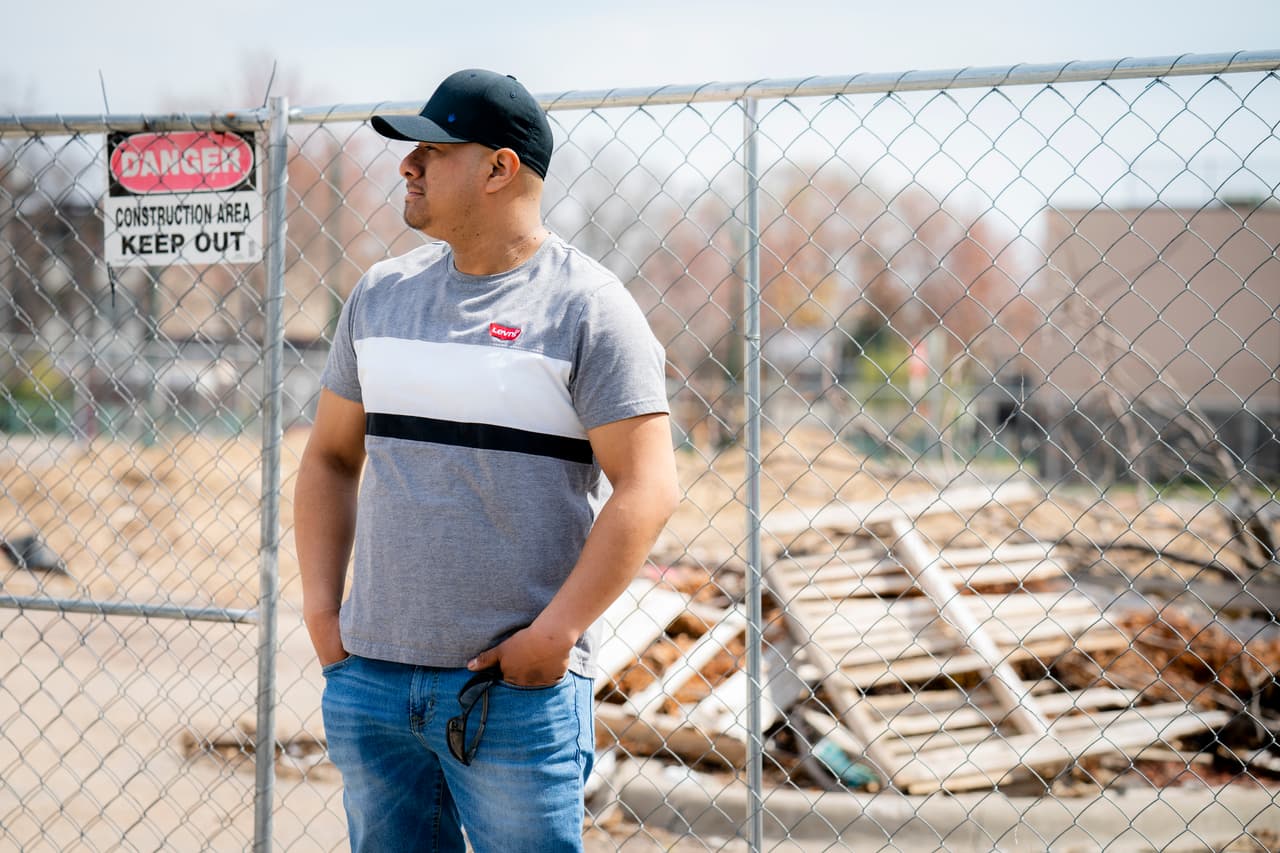 Fidel Martínez, en uno de sus antiguos lugares de trabajo en Minneapolis el domingo 18 de abril de 2021. Martínez trabajó para un contratista de demolición en el otoño de 2020, demoliendo varias tiendas Walgreens y otras estructuras. Martínez dijo que el contratista le debía a él y a sus compañeros de trabajo más de $ 20,000. Su jefe seguía diciéndole que el dinero iba a llegar, pero recibiría sus cheques de pago con semanas de retraso y muchos de ellos no los recibía en absoluto.