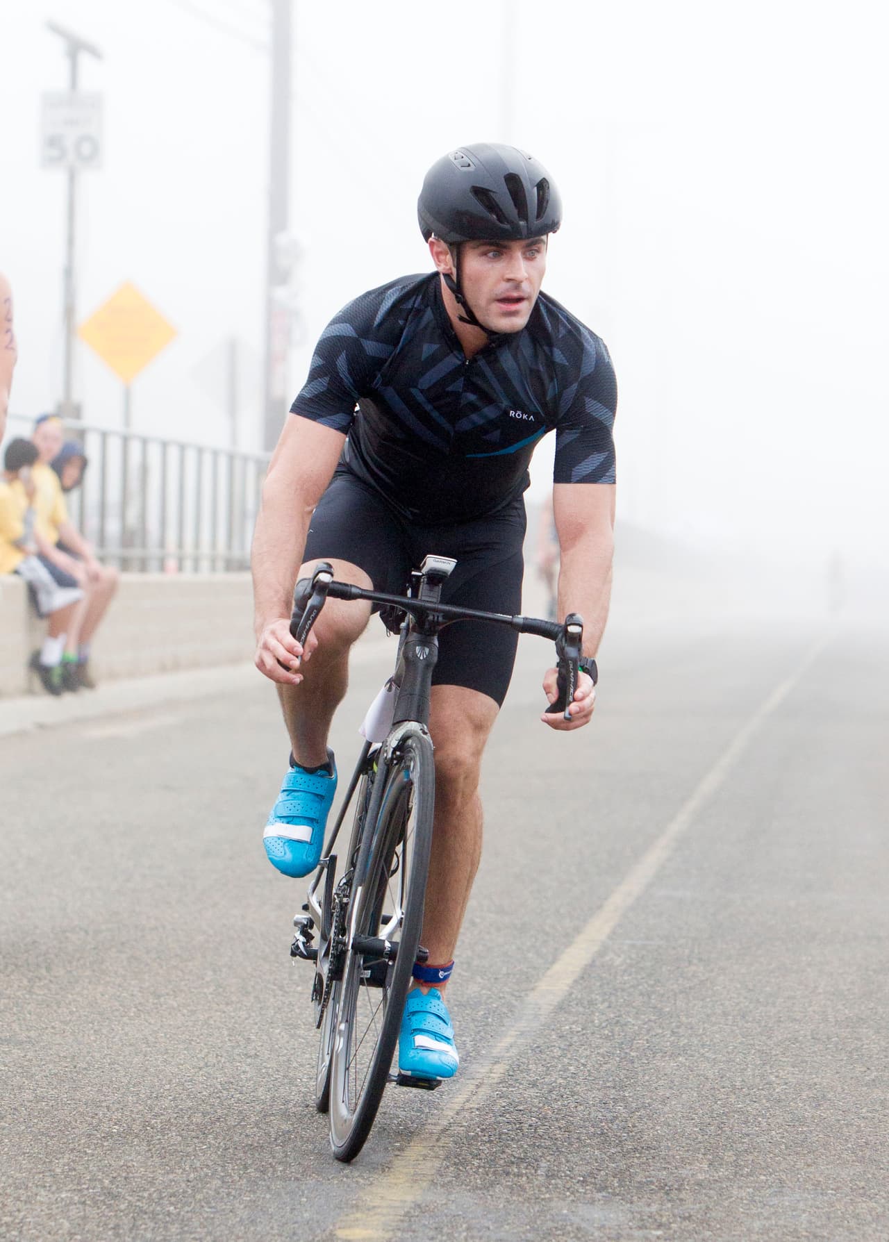 La estrella de cine pedaleó a toda velocidad para recaudar fondos para el 'Children's Hospital Los Angeles'.