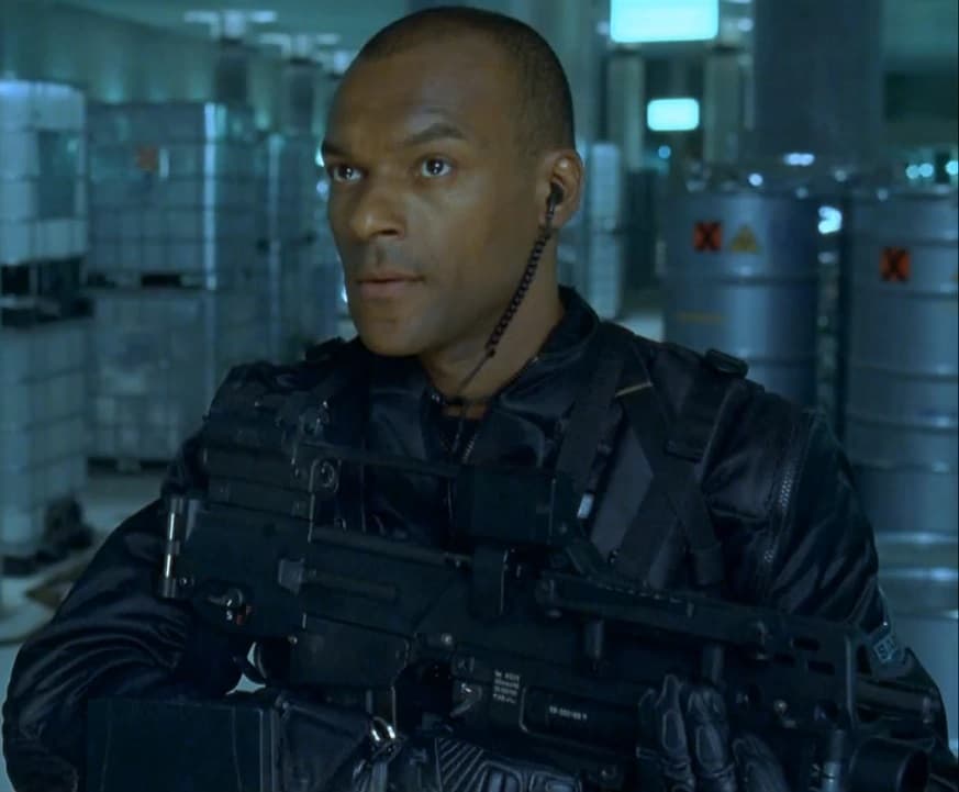 <b>Colin Salmon</b>
<br>No podemos dejar atrás al líder del escuadrón que fue mandado en 'Resident Evil' para descubrir qué había pasado en la colmena. Su aparición es breve, pese a que su muerte fue una de las más terroríficas del cine al ser cortado por un rayo láser.