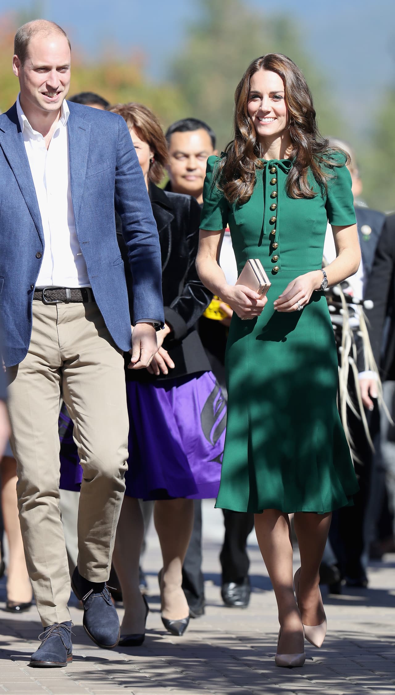 Este traje verde de botones y pussy-bow de Dolce and Gabbana lo usó Kate Middleton en su gira por Canadá.