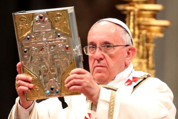 En la mañana del domingo la plaza de San Pedro se engalanará para acoger la ceremonia del Domingo de Resurrección.