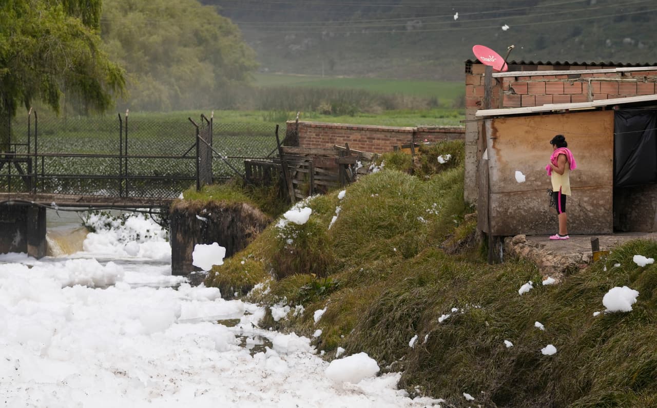 Edwin García, director del laboratorio ambiental de la región de Cundinamarca, dijo que las autoridades están tratando de monitorear y reducir el problema y han instalado una planta de tratamiento de agua. 
<br>
<br>