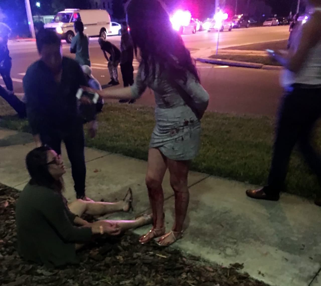 Personas heridas esperan fuera del local.