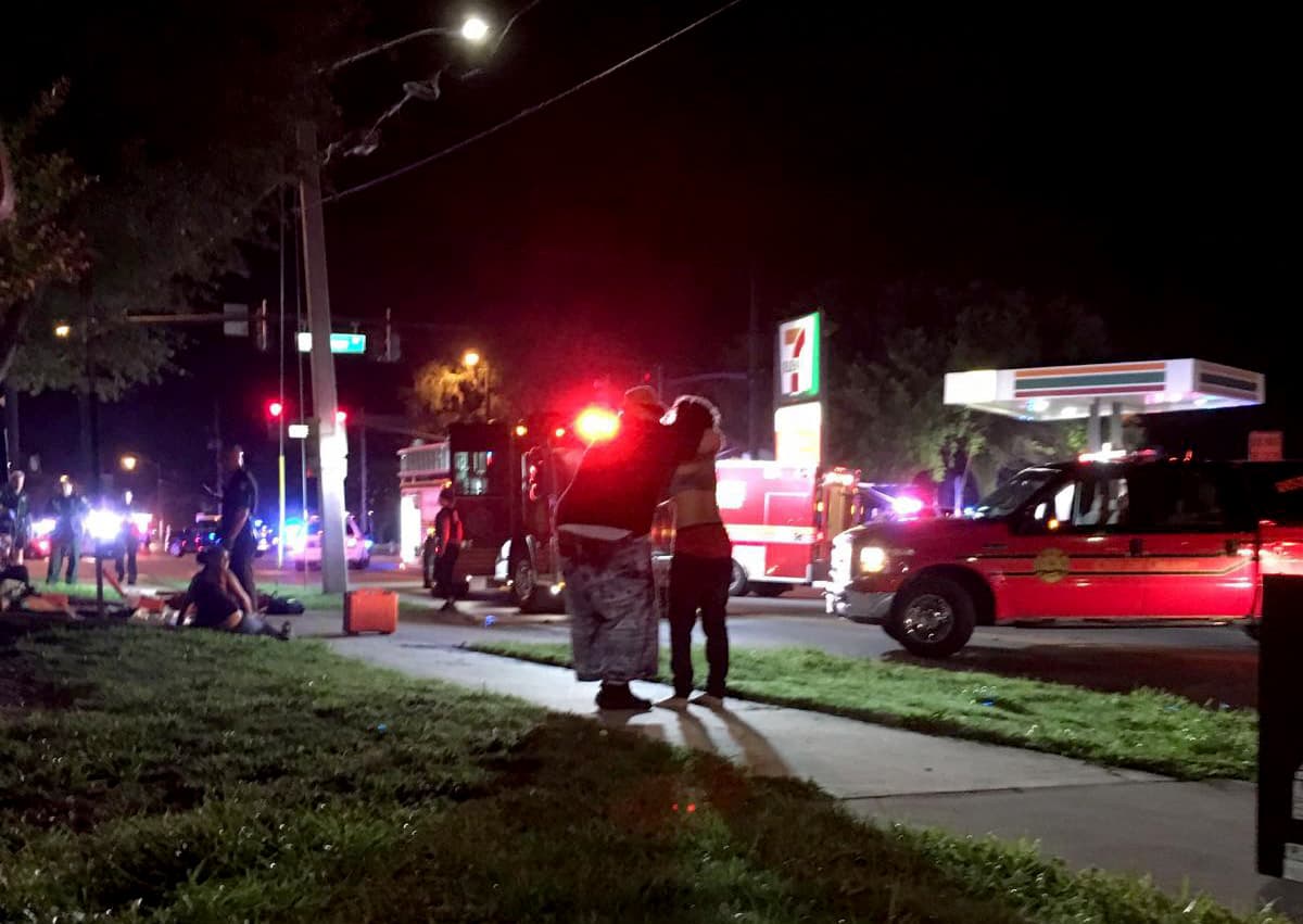 Ambiente fuera del club Pulse, después del tiroteo.
