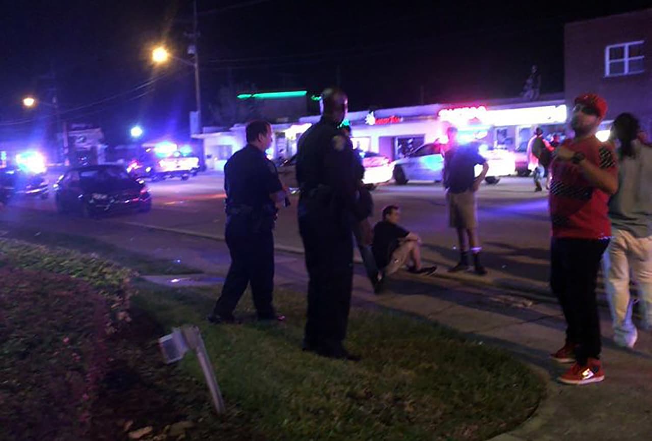 La policía aleja a los civiles de la escena.