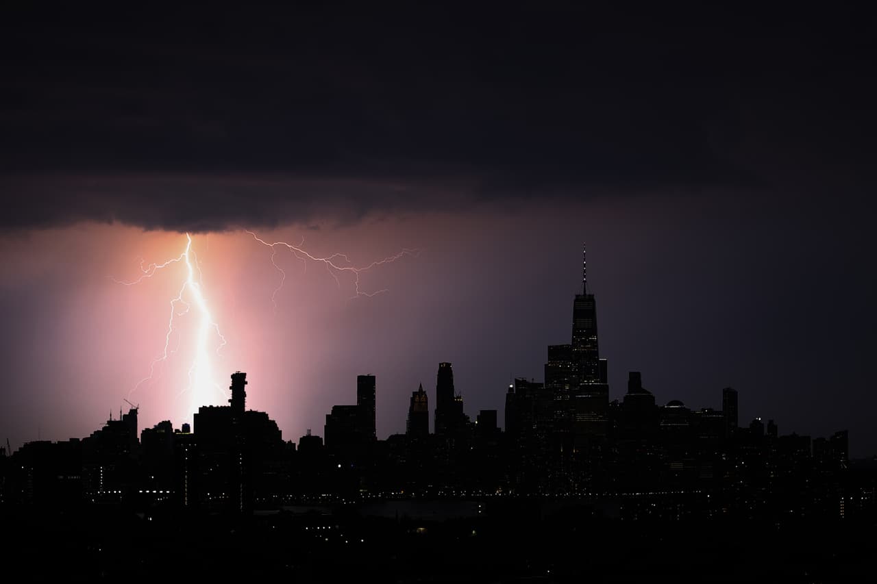 El área también está bajo vigilancias de tormenta tropical e inundaciones debido al paso de Elsa.