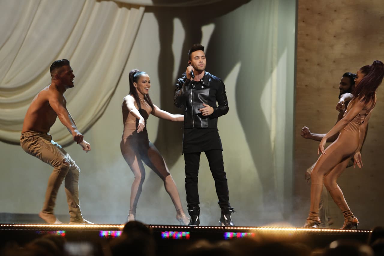 Cuenta con grandes colaboraciones entre las que está Shakira.