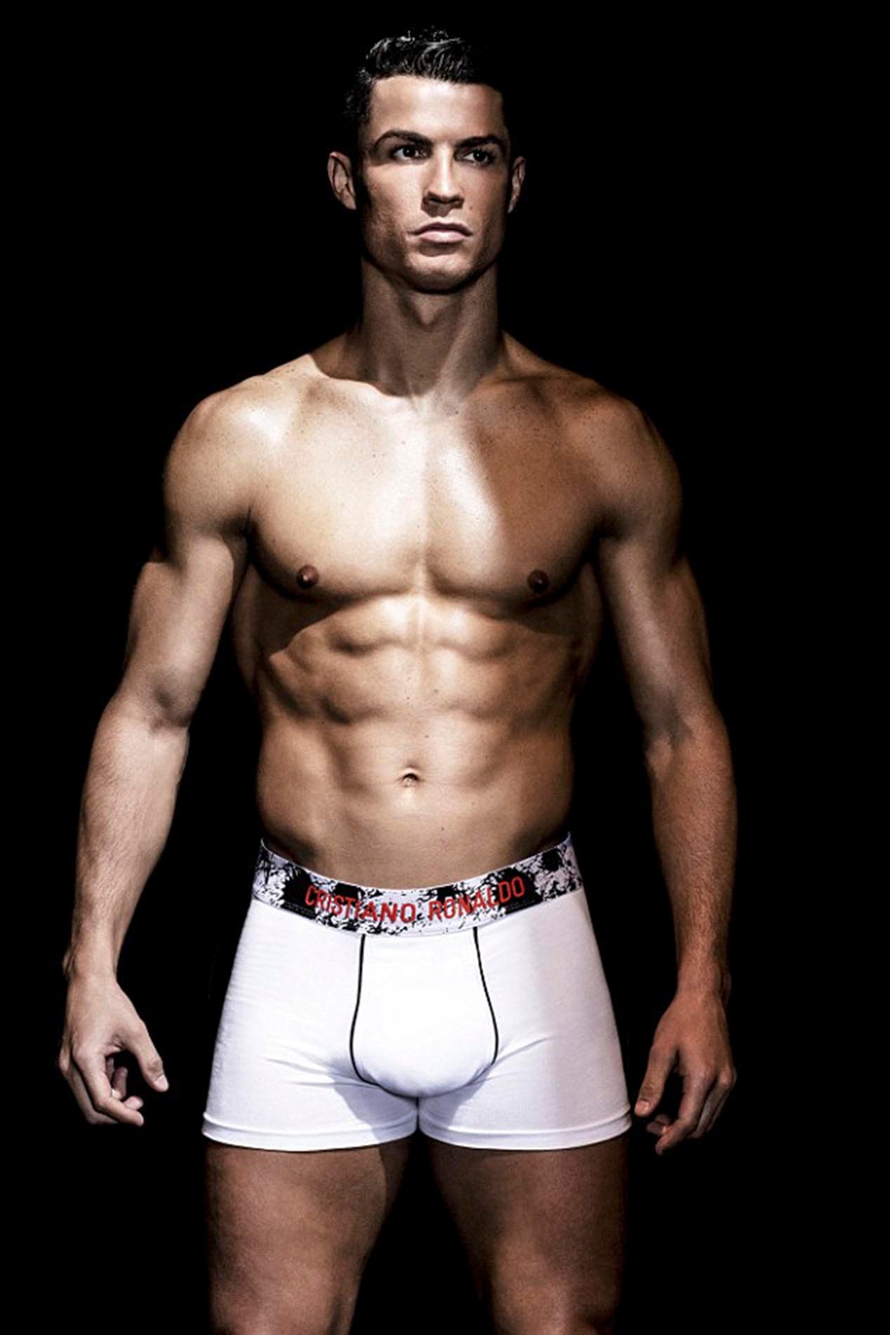 Y, como acostumbra, es él mismo quien se puso todos los modelitos.