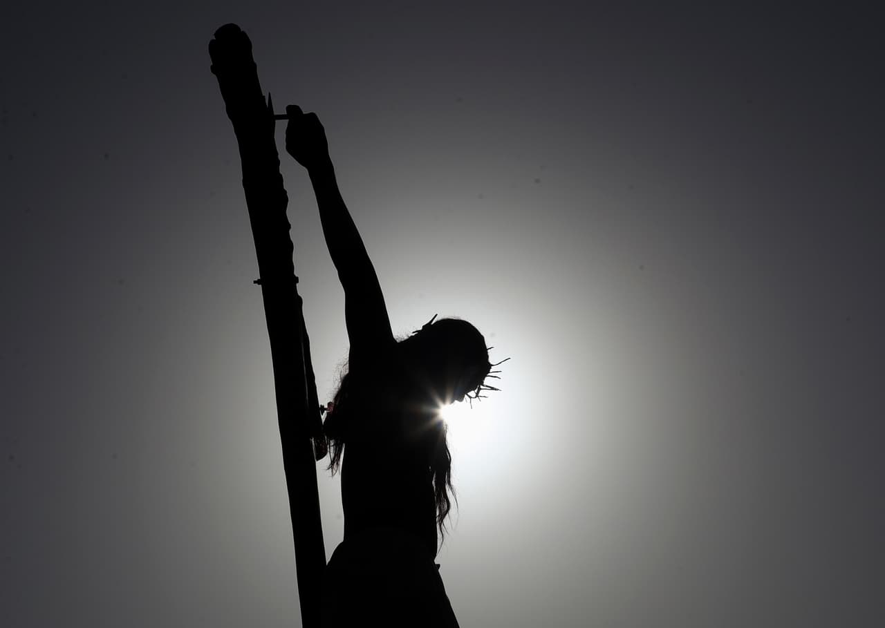 Un cristiano representa la crucifixión de Jesucristo para conmemorar el Viernes Santo, en Hyderabad, India, el 2 de abril de 2021. Tradicionalmente este día se venera la cruz, e intensas y teatrales representaciones del sufrimiento de Cristo antes y durante la crucificción son realizadas alrededor del planeta.
<br>