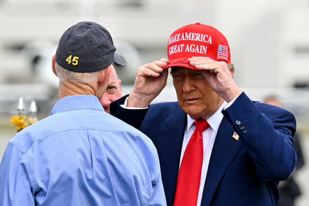 Esta es la segunda vez que Trump asiste a la Daytona 500 como presidente. En 2020, cuando se postulaba para un segundo mandato, fue nombrado gran mariscal del evento y dio la orden a los pilotos para encender sus motores. En aquella ocasión, durante una entrevista con Fox News, Trump elogió la valentía de los conductores que buscan la "gloria estadounidense pura".