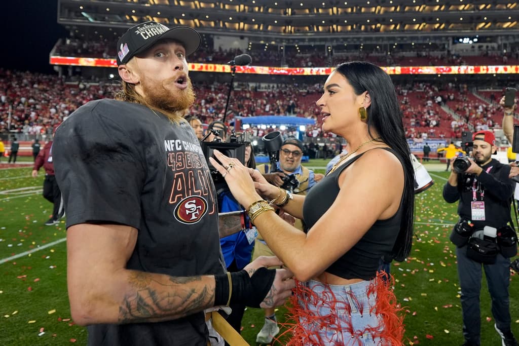 El ala cerrada de los 49ers de San Francisco, George Kittle, celebra con su esposa Claire, después de su victoria contra los Lions de Detroit en el partido de fútbol americano de la NFL por el Campeonato de la NFC en Santa Clara, California, el domingo 28 de enero de 2024. (Foto AP/David J. Phillip )