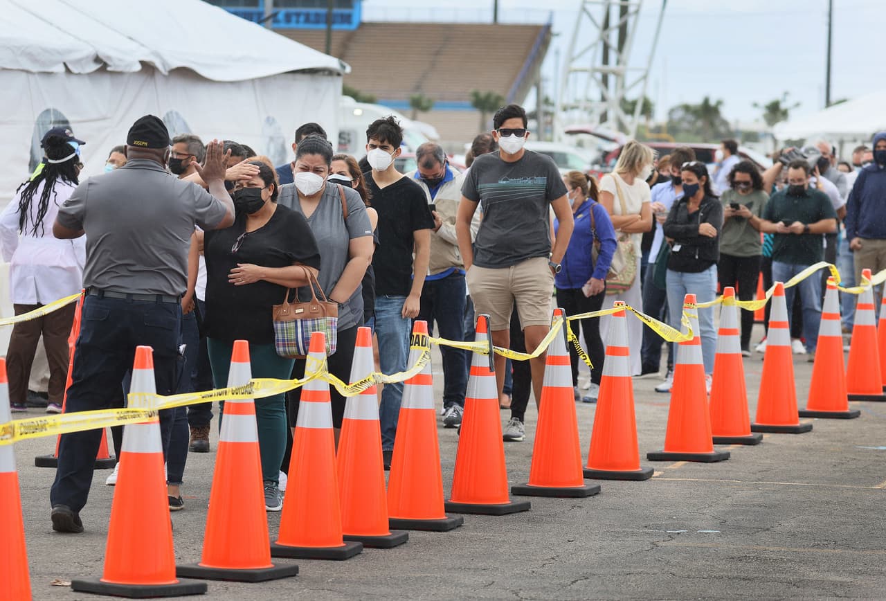 En los últimos días se han presentado largas filas en el centro de vacunación de FEMA ubicado en el campus norte del Miami Dade College, pues al parecer se vacunó a personas de todas las edades aunque no tenían una receta del médico que certificara que eran vulnerables al coronavirus. 
<br>