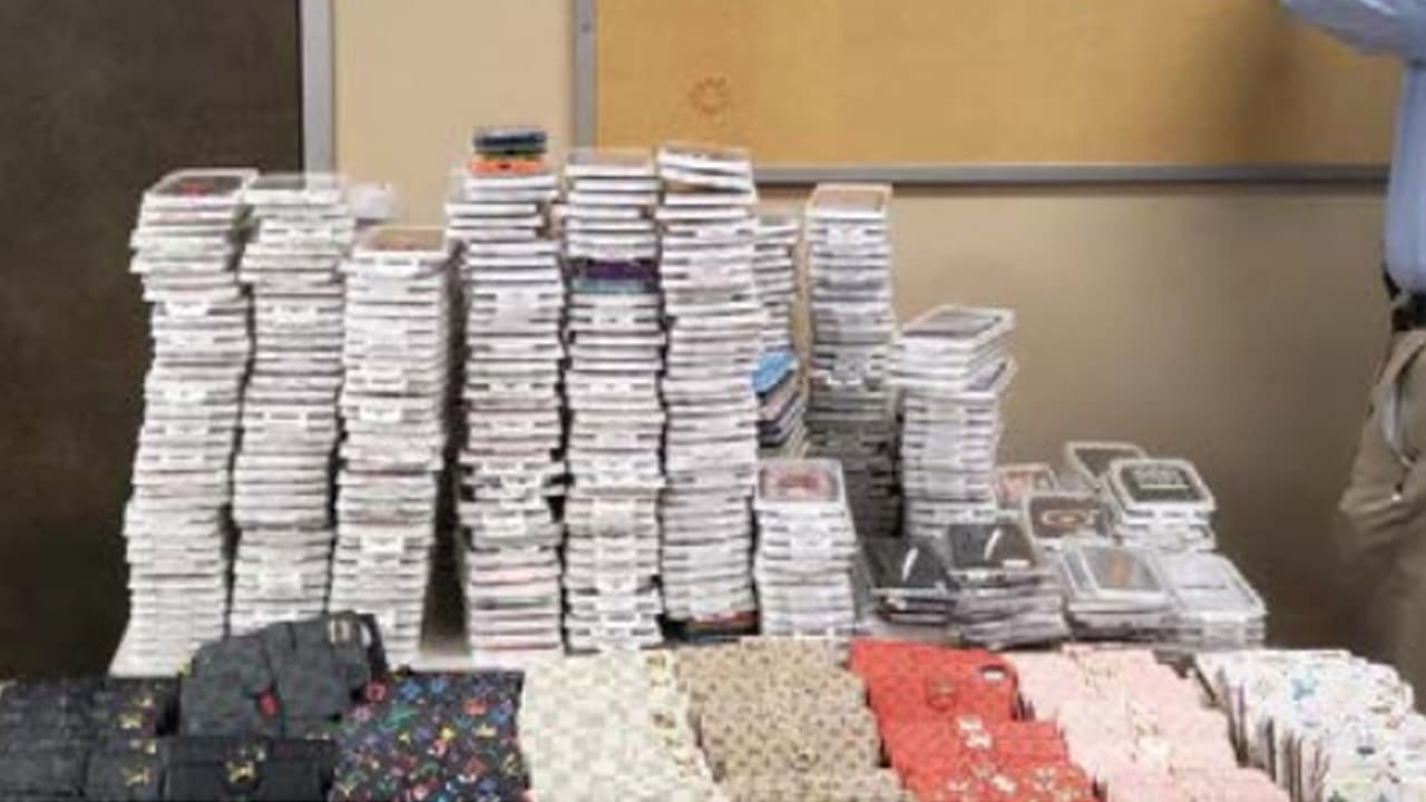 Confiscan artículos falsificados en centro comercial del área de Houston