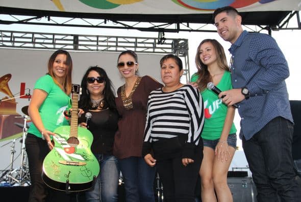 Cientos de personas disfrutaron de la tremenda celebración del Latin Grammy Street Party en Phoenix, donde estuvieron presentes varias agrupaciones nominadas a los premios GRAMMY® Latino incluyendo: Conjunto Primavera, Voz de Mando y Los Canarios de Michoacán. Esta fenomenal fiesta es un preámbulo a la gran noche de la música con la edición 15 de los premios anuales del GRAMMY Latino. Además de disfrutar de lo mejor de la música, los fans pudieron ganar premios y conocer a personalidades de Televisión y Radio de Univisión Arizona.