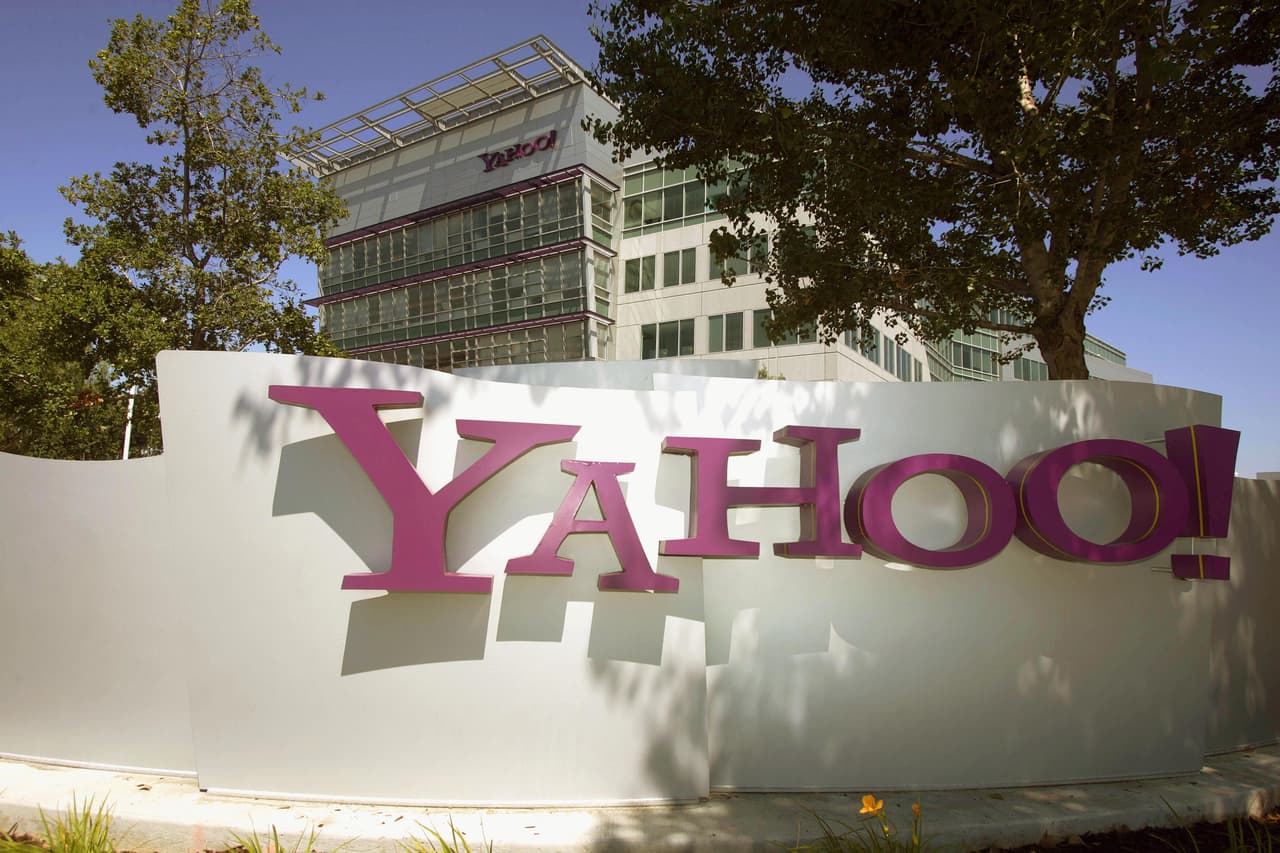 <b>El intento de compra de Yahoo!, julio de 2006.</b> Facebook rechazó los 1,000 millones de dólares ofrecidos por el gigante de Internet para comprarlo. Expertos especularon que Zuckerberg pensó que Yahoo! no valoraba completamente el potencial de la empresa.